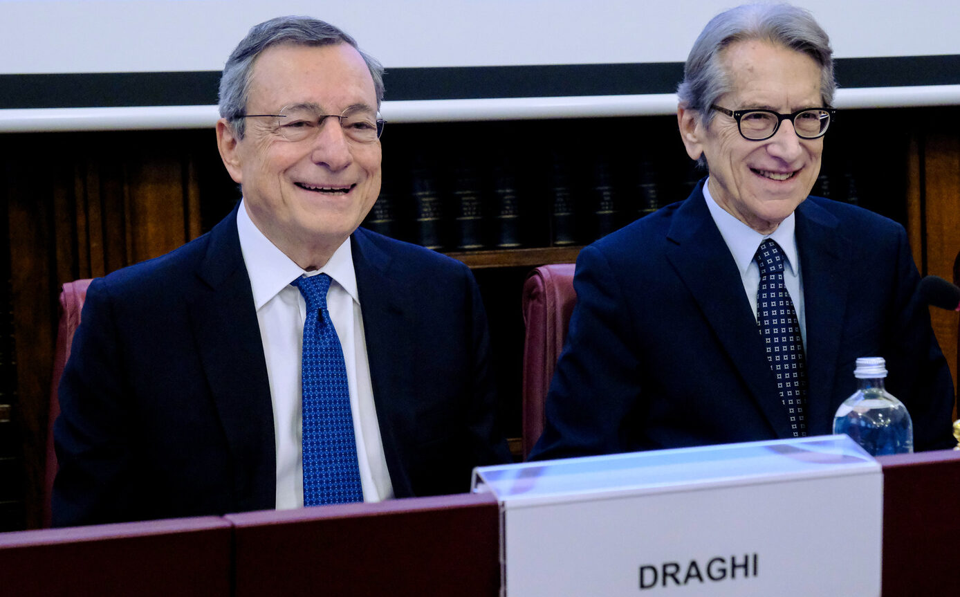 Ue, Draghi: “Oggi è più sola. Sicurezza messa in dubbio dalla svolta del maggior alleato”