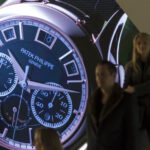 Milano, si ferma a impostare il navigatore e gli scippano l’orologio da 250mila euro