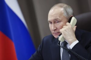 Ucraina, Financial Times: “Putin offre di fermare guerra lungo linea del fronte”