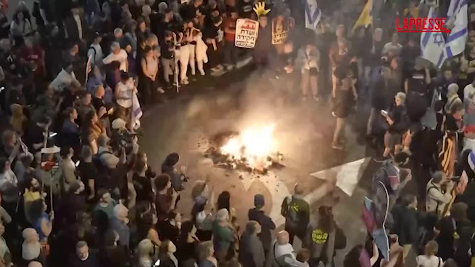 Tel Aviv, proteste dopo i bombardamenti di Israele su Gaza