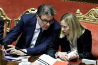 La presidente del Consiglio, Giorgia Meloni, parla con il ministro dell'Economia Giorgetti durante le comunicazioni al Senato in vista del Consiglio Europeo del 20 marzo