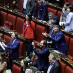Riarmo in Italia, Meloni alla Camera: “Europa del Manifesto di Ventotene non è la mia”. Caos in Aula