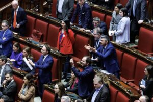 Bagarre in Aula alla Camera durante le comunicazioni di Giorgia Meloni in vista del Consiglio Europeo di giovedì