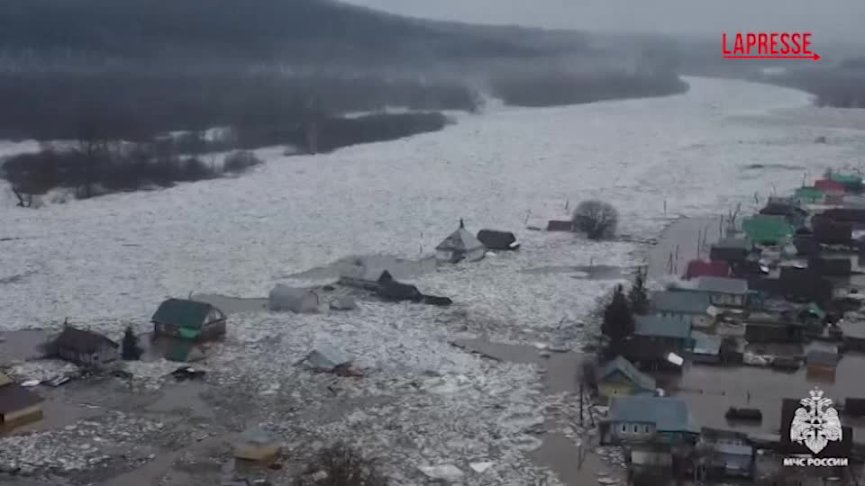 Russia, inondazioni negli Urali dopo lo scioglimento dei ghiacci: le persone camminano con l’acqua a mezzobusto