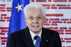 Mattarella scrive a Papa Francesco: “Auguri di pronto ristabilimento”
