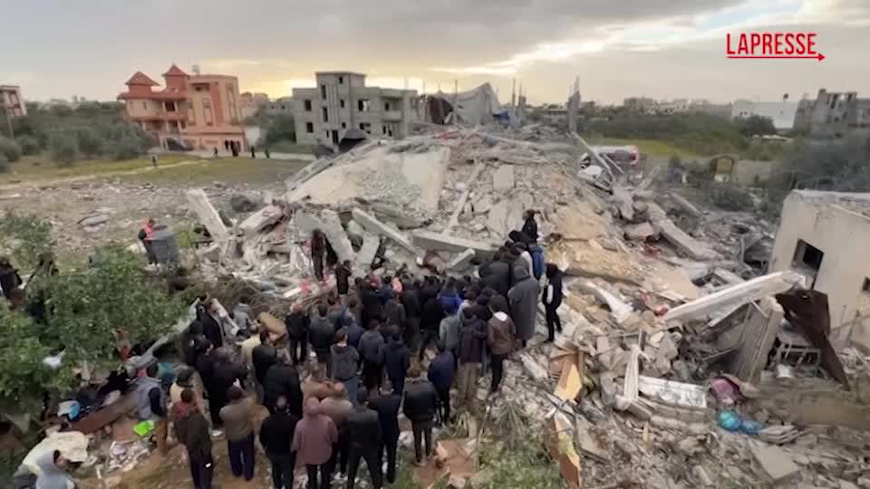 Gaza, neonata estratta viva dalle macerie di un edificio bombardato