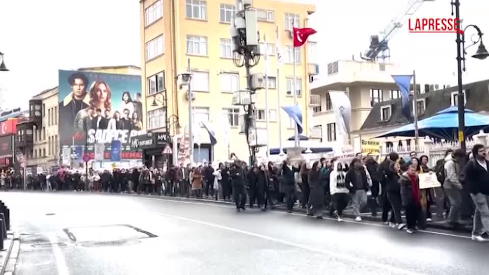 Turchia, la marcia degli studenti a Istanbul per protestare contro l’arresto del sindaco Imamoglu