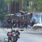 Haiti, i cittadini di Port-au-Prince esasperati dalle gang marciano armati di machete verso l’ufficio del Primo Ministro
