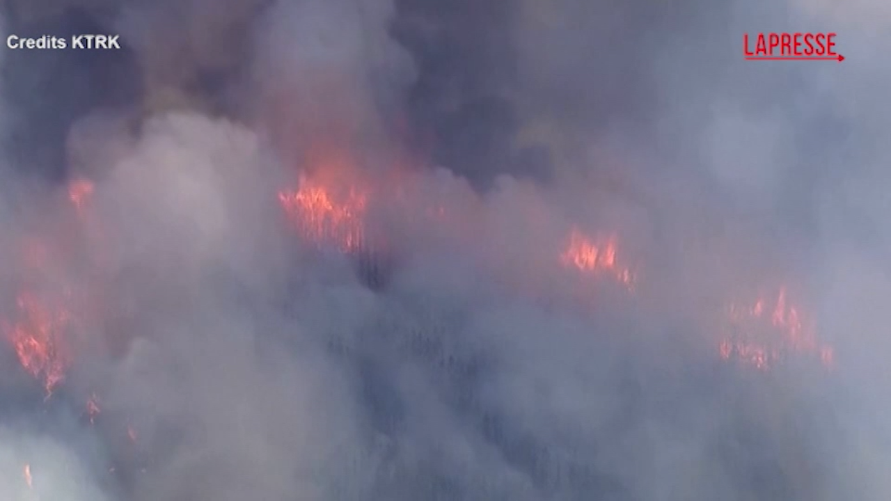 Usa, giganteschi incendi bruciano oltre 18mila acri di terreno in Texas: l’inferno visto dall’alto