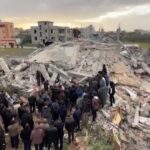 Gaza, bimba di un mese estratta viva dalle macerie a Khan Younis