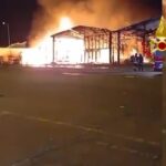 Milano, incendio al mercato ortofrutticolo: lo scheletro dei capannoni avvolti dalle fiamme
