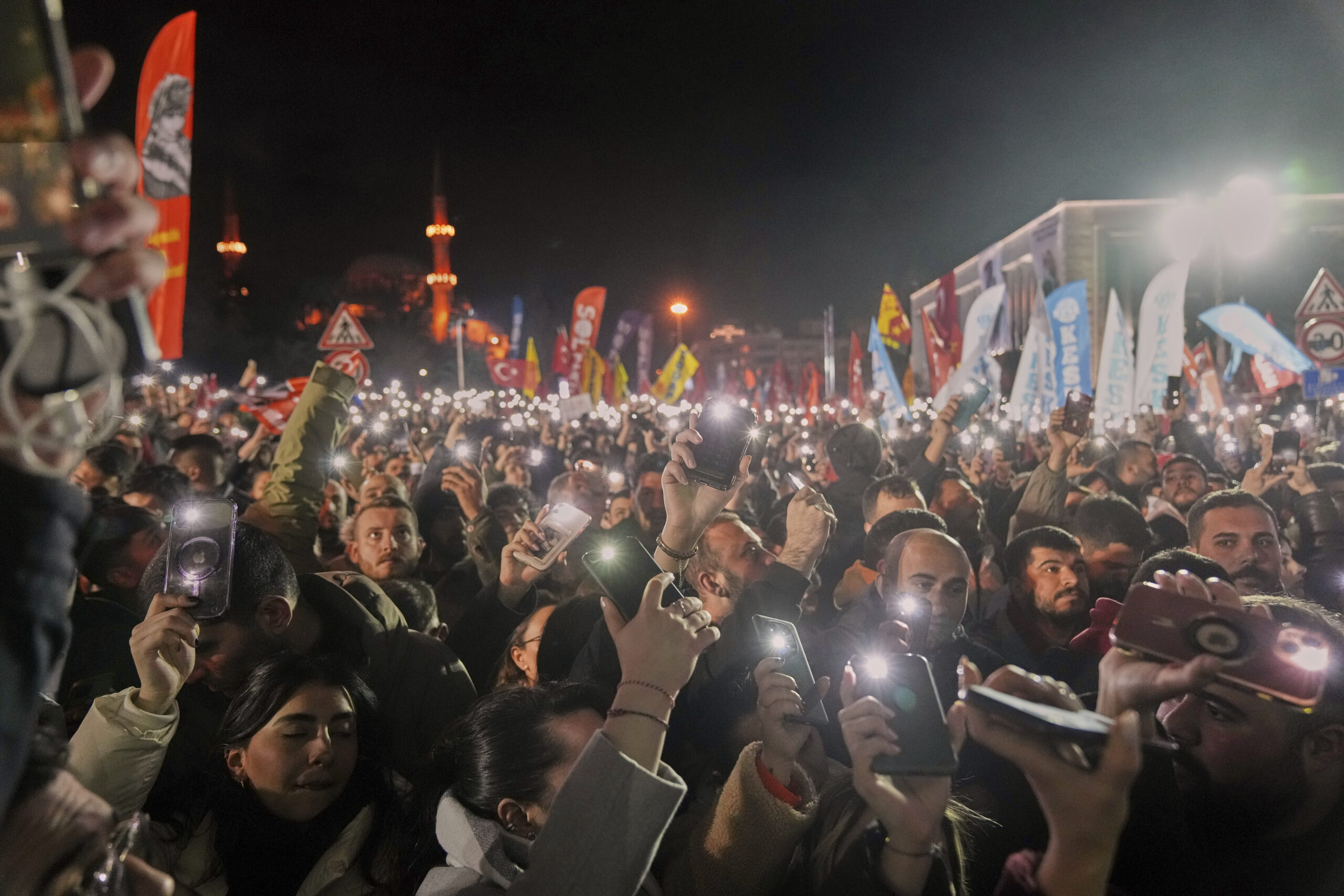 Turchia, 37 fermi per ‘post provocatori’ dopo l’arresto del sindaco di Istanbul