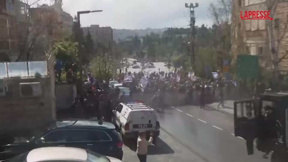 Israele, scontri tra manifestanti e polizia davanti alla casa di Netanyahu