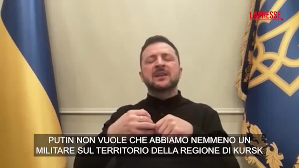 Ucraina, Zelensky sul cessate il fuoco: “Putin non accetterà finché non saremo fuori dal Kursk. Sta ammassando truppe per colpirci”