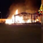 Milano, incendio all’Ortomercato: piromane ripreso da telecamere