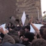 Napoli, scontri a Bagnoli: manganellate e fumogeni