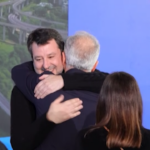 Napoli, caloroso abbraccio Salvini-Piantedosi