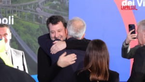 Napoli, caloroso abbraccio Salvini-Piantedosi