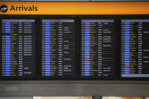 Il tabellone delle partenze nell'aeroporto di Heathrow a Londra nel giorno in cui lo scalo è stato chiuso per un blackout