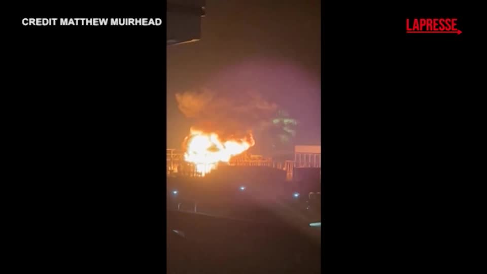 Incendio a Heathrow, la palla di fuoco nel cielo