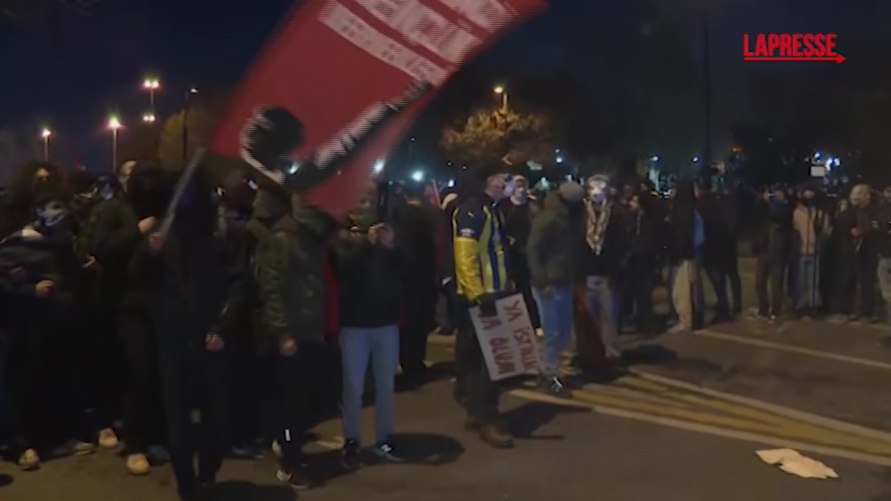 Istanbul, manifestanti in piazza: la polizia usa spray al peperoncino