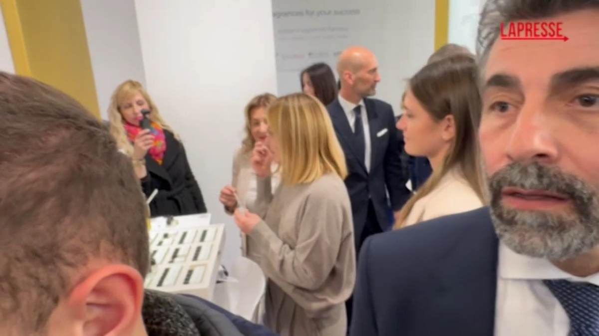 VIDEO Giorgia Meloni a Bologna per Cosmoprof, la premier tra gli stand della Fiera VIDEO Giorgia Meloni a Bologna per Cosmoprof, la premier tra gli stand della Fiera