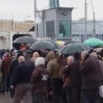 Gerusalemme, palestinesi in coda al checkpoint di Qalandia