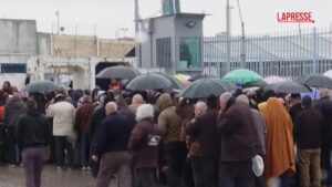 Gerusalemme, palestinesi in coda al checkpoint di Qalandia