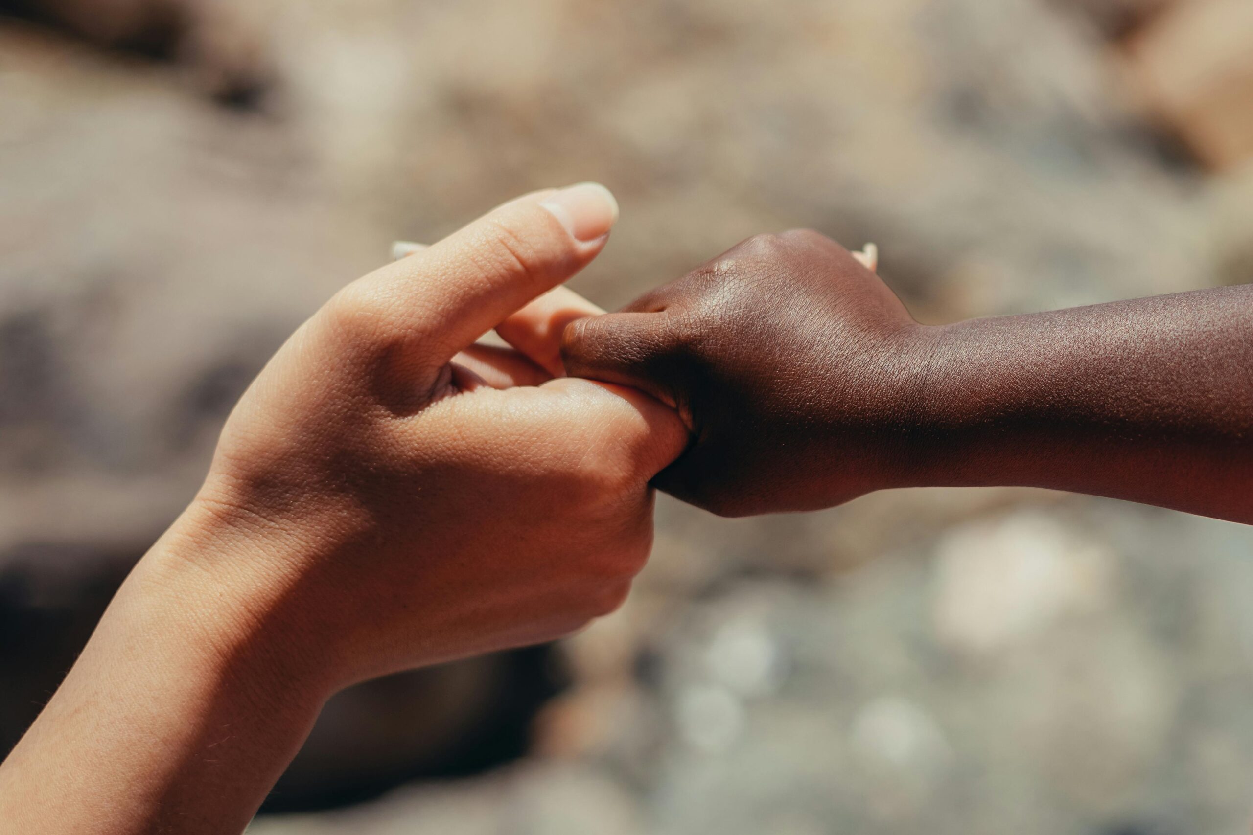 La Consulta: “Incostituzionale escludere i single dalle adozioni di minori stranieri”