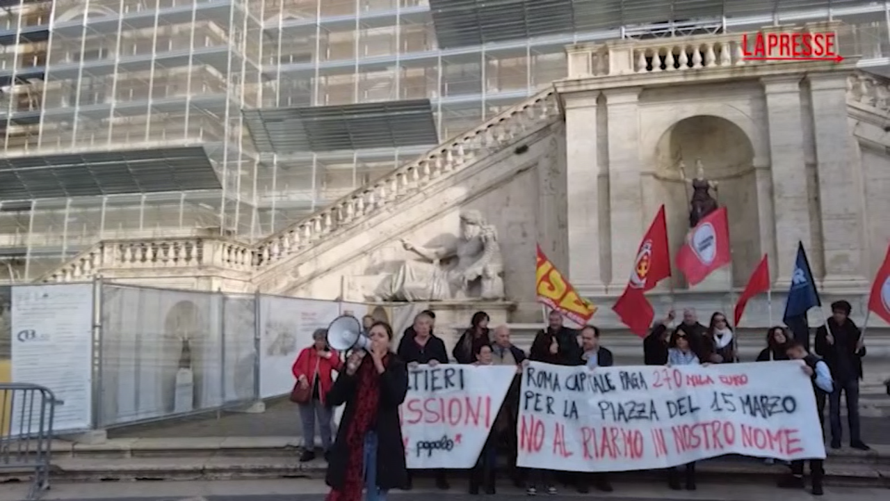 Una piazza da Lapresse.it una piazza per l europa protesta di potere al popolo in campidoglio no al riarmo