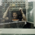 Davide Lacerenza ai domiciliari a Milano, il titolare della Gintoneria saluta dalla finestra