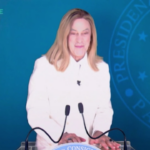 Crozza nei panni di Meloni: “Io manco lo sapevo cos’era il Manifesto di Ventotene, me l’ha dato Fazzolari”