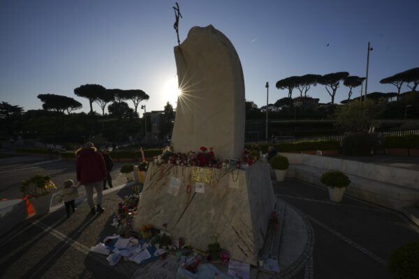 Dimissioni Papa Francesco, domani torna a Santa Marta