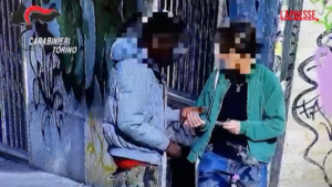 Torino, mercato della droga ‘a cielo aperto’ in Santa Giulia: lo spaccio ripreso dalle telecamere