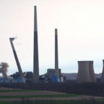 Usa, la spettacolare demolizione dell’ex centrale elettrica a carbone di Homer City
