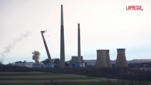 Usa, la spettacolare demolizione dell’ex centrale elettrica a carbone di Homer City