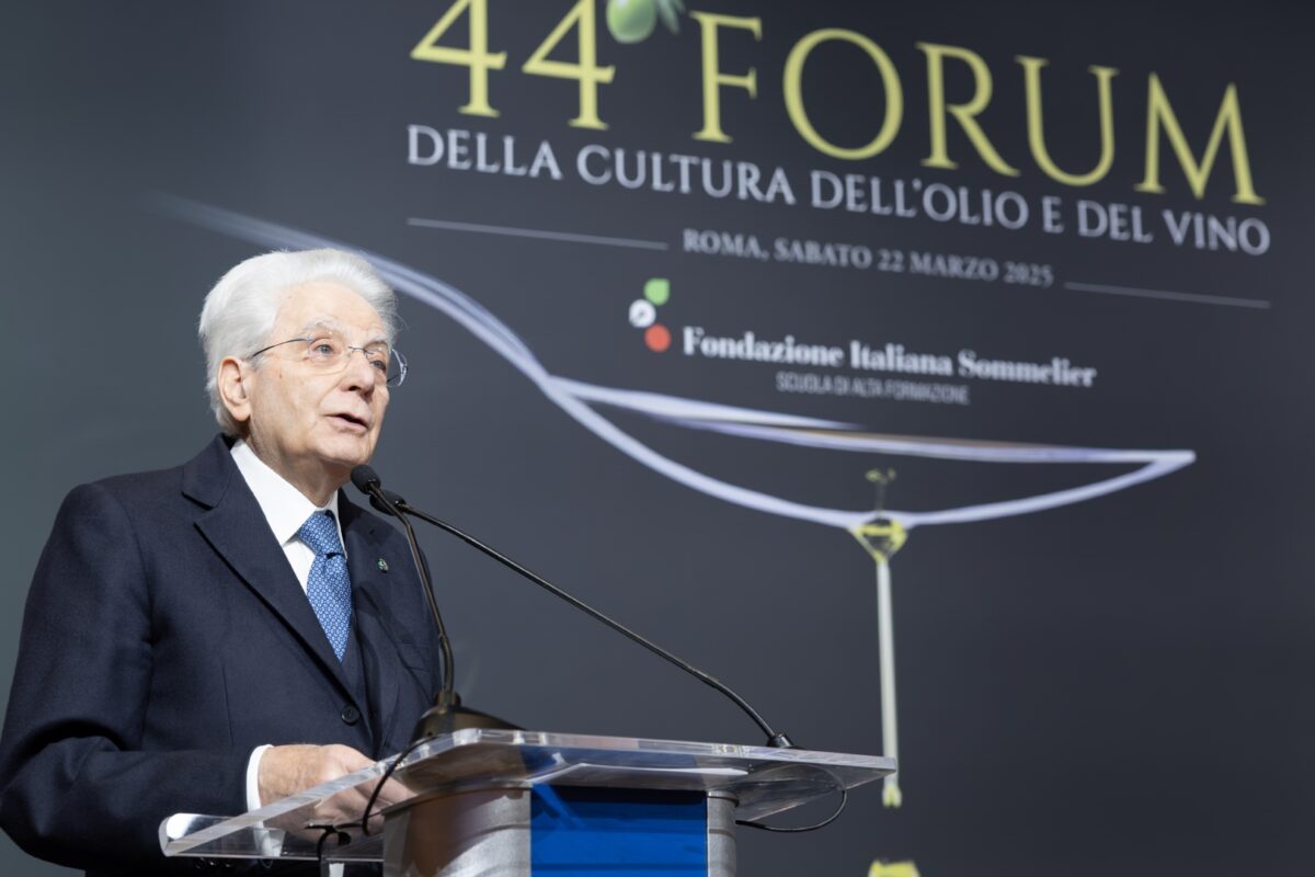 Dazi, Mattarella: “Da protezionismi immotivati danni al Paese” Dazi, Mattarella: “Da protezionismi immotivati danni al Paese”