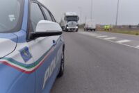 Polizia stradale al lavoro dopo un incidente stradale (foto d'archivio). A Cavernago (Bergamo) due 19enni sono morti in uno scontro sulla statale SS498