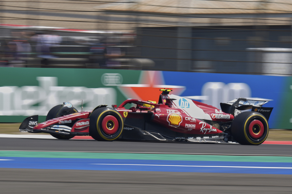 Gp Cina, Hamilton vince la gara sprint: primo trionfo in Ferrari