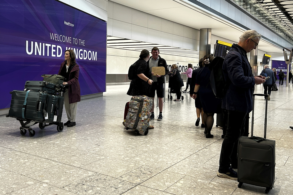 Londra, aeroporto Heathrow torna completamente operativo dopo l’incendio