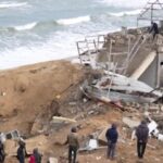 Gaza, bombardate le case dei pescatori nella notte: le macerie