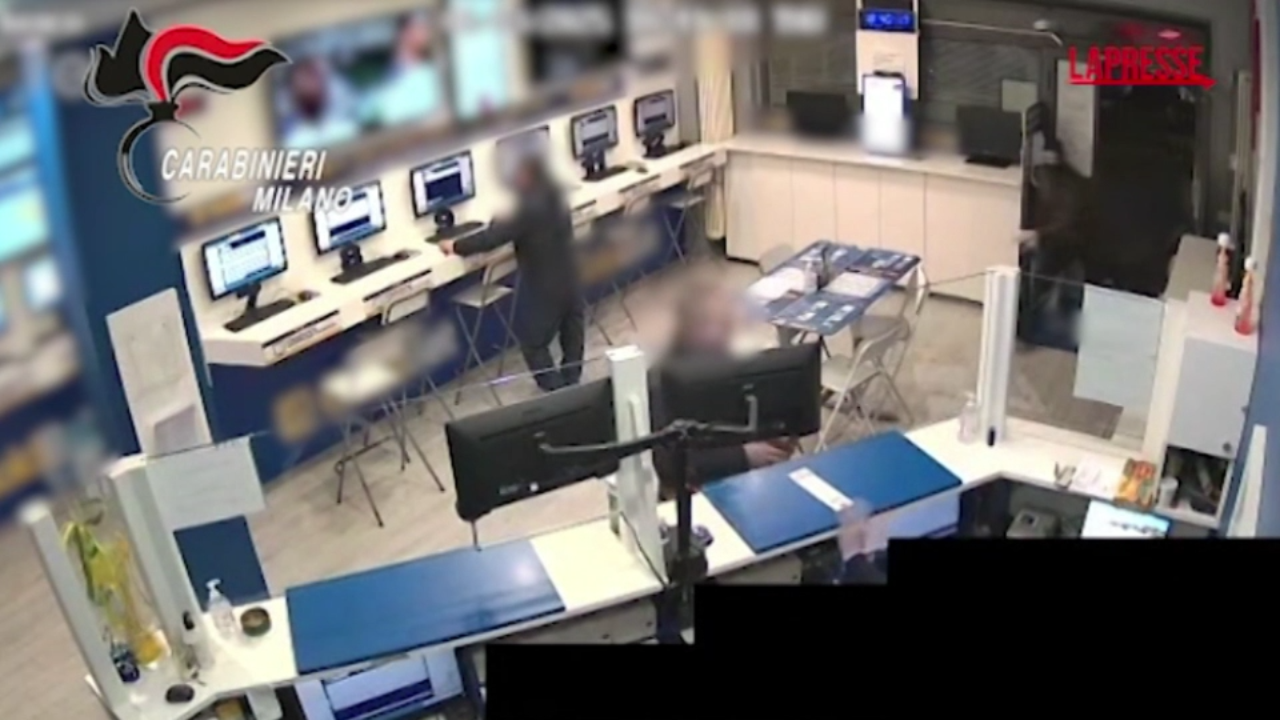 milano rapina in sala slot con pistola e martello quattro arresti da Lapresse.it milano rapina in sala slot con pistola e martello quattro arresti