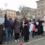 Roma, studenti turchi in piazza contro l’arresto di Imamoglu: “Vogliamo Turchia laica e libera”