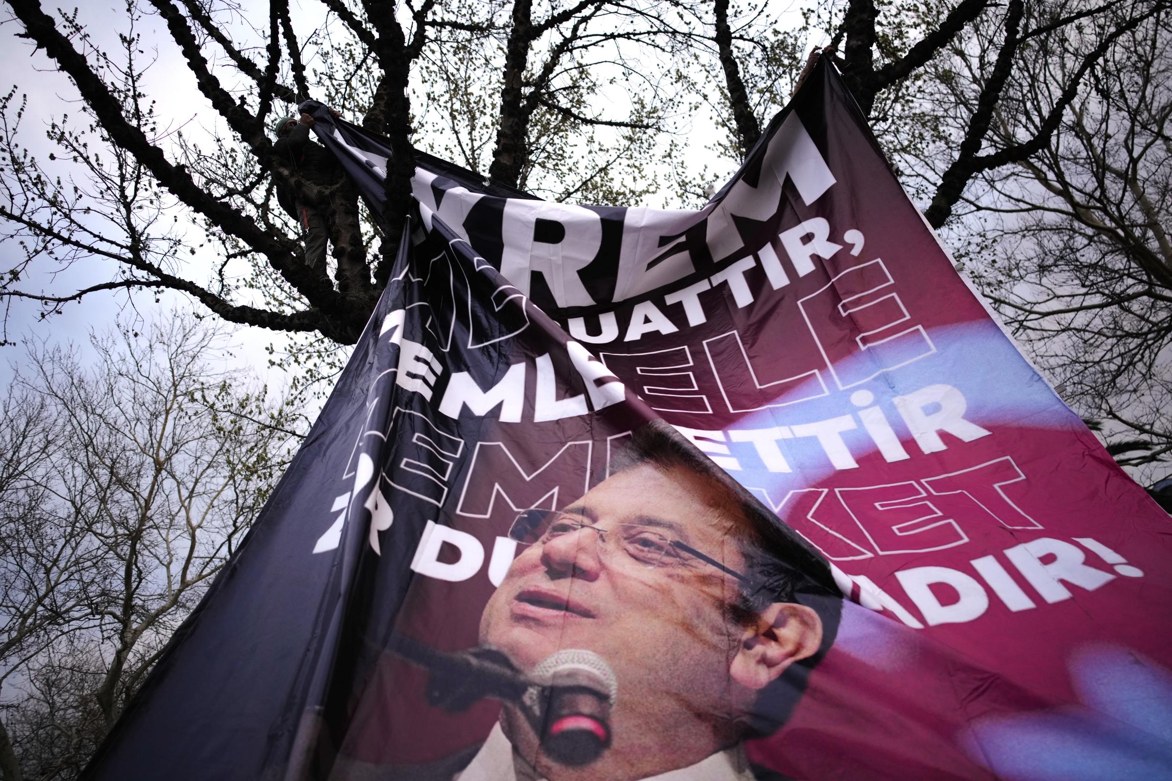 Turchia, X di Elon Musk sospende account dell’opposizione. Imamoglu interrogato dalla polizia
