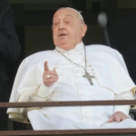 Papa Francesco saluta i fedeli dal balcone del Gemelli e stringe il pugno in segno di “forza”