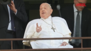 Papa Francesco saluta i fedeli dal balcone del Gemelli e stringe il pugno in segno di “forza”