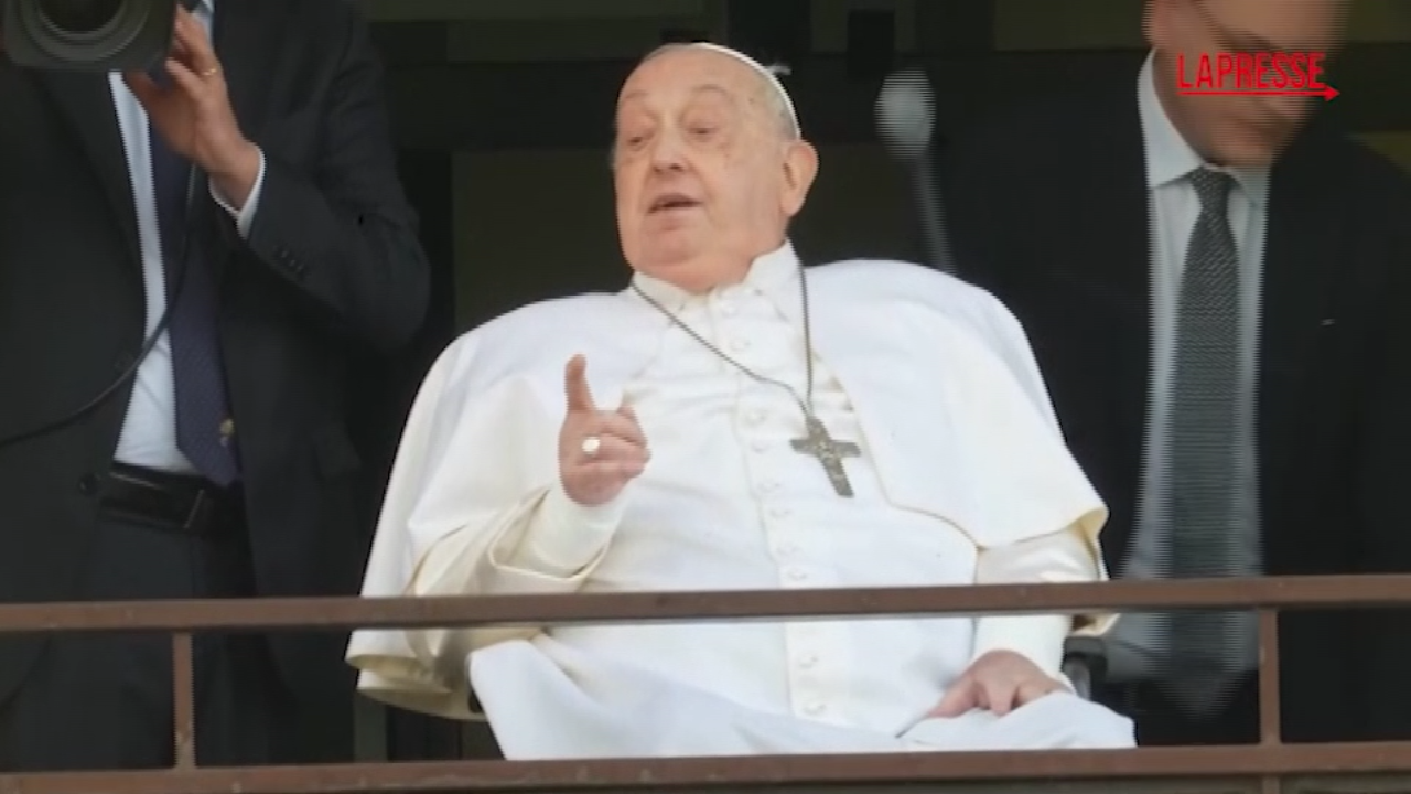 Papa Francesco saluta i fedeli dal balcone del Gemelli e stringe il pugno in segno di “forza”