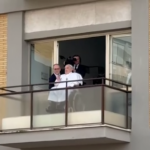 Papa Francesco, il saluto dal balcone del Gemelli: “Grazie a tutti”