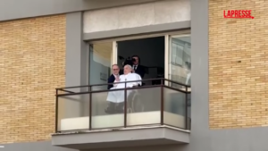 Papa Francesco, il saluto dal balcone del Gemelli: “Grazie a tutti”