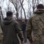 Ucraina, il presidente Zelensky visita la linea del fronte a Kharkiv